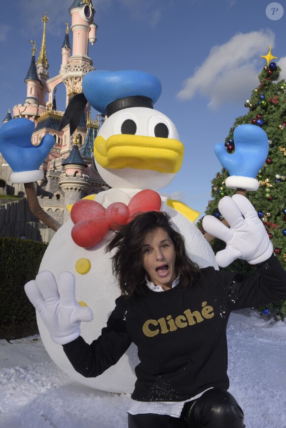 Faustine Bollaert célébrant le lancement de la saison de Noël à Disneyland Paris à Marne-la-Vallée le 20 novembre 2016