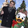 Camille Lacourt célébrant le lancement de la saison de Noël à Disneyland Paris à Marne-la-Vallée le 20 novembre 2016