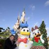 Camille Lacourt célébrant le lancement de la saison de Noël à Disneyland Paris à Marne-la-Vallée le 20 novembre 2016