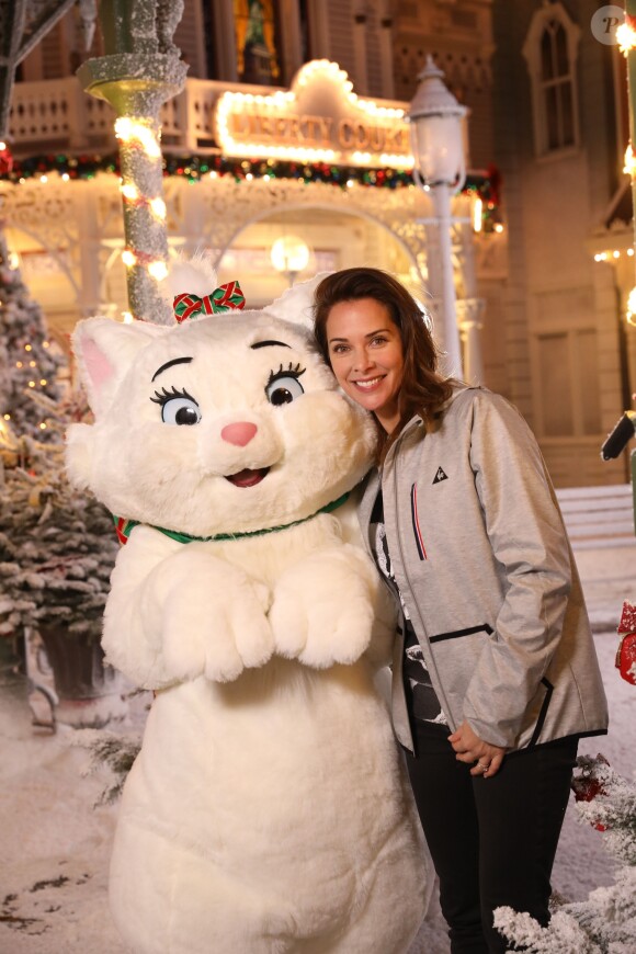 Mélissa Theuriau célébrant le lancement de la saison de Noël à Disneyland Paris à Marne-la-Vallée le 20 novembre 2016