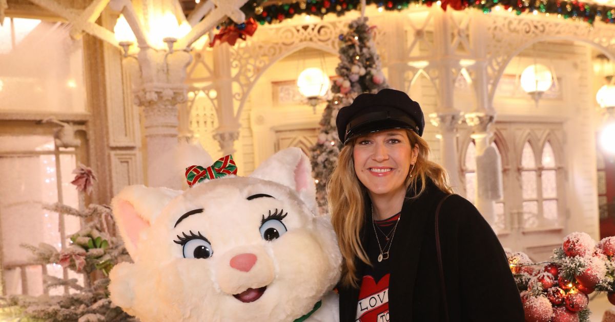 Daphné Bürki célébrant le lancement de la saison de Noël à Disneyland