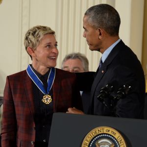 Ellen DeGeneres avec le président Barack Obama - Les célébrités reçoivent la Médaille présidentielle de la Liberté des mains du président Barack Obama à Washington, le 22 novembre 2016 © Christy Bowe/Globe Photos via Zuma/Bestimage