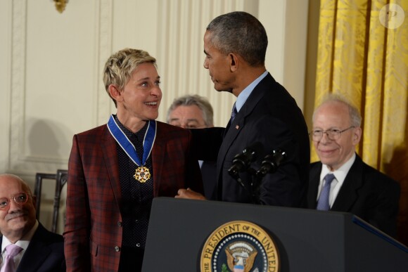 Ellen DeGeneres avec le président Barack Obama - Les célébrités reçoivent la Médaille présidentielle de la Liberté des mains du président Barack Obama à Washington, le 22 novembre 2016 © Christy Bowe/Globe Photos via Zuma/Bestimage