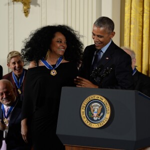 Ellen DeGeneres, Diana Ross avec le président Barack Obama et Bill Gates - Les célébrités reçoivent la Médaille présidentielle de la Liberté des mains du président Barack Obama à Washington, le 22 novembre 2016 © Christy Bowe/Globe Photos via Zuma/Bestimage