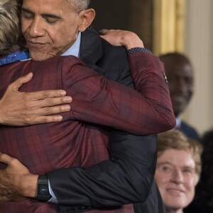 Barack Obama décore Ellen DeGeneres du prix de la Médaille de la Liberté, le 22 novembre 2016 à Washington.