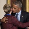 Barack Obama décore Ellen DeGeneres du prix de la Médaille de la Liberté, le 22 novembre 2016 à Washington.