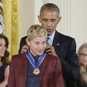 Barack Obama décore Ellen DeGeneres du prix de la Médaille de la Liberté, le 22 novembre 2016 à Washington.