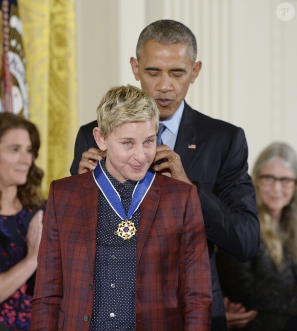 Barack Obama décore Ellen DeGeneres du prix de la Médaille de la Liberté, le 22 novembre 2016 à Washington.