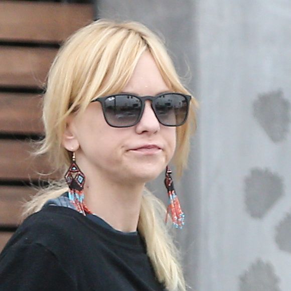 Exclusif - Anna Faris (la femme de Chris Pratt) est allée déjeuner seule au restaurant Cheebo et est ensuite allée chercher son fils Jack à la sortie des classes à Los Angeles, le 10 mai 2016