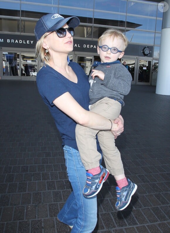 Anna Faris et son fils Jack arrivent à l'aéroport LAX de Los Angeles. Le 21 avril 2016