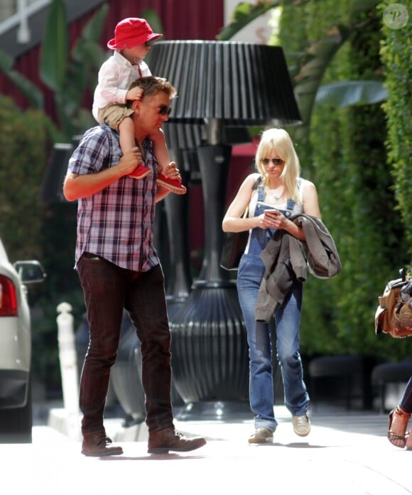 Exclusif - Anna Faris, son fils Jack Pratt, son frère Robert Faris, et d'autres membres de la famille rentrent au W Hotel à Los Angeles, le 8 juin 2015.