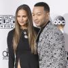 Chrissy Teigen et son mari John Legend sur le tapis rouge des American Music Awards au théâtre Microsoft à Los Angeles, le 20 novembre 2016