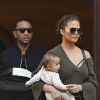Chrissy Teigen et son mari John Legend à la sortie de l'hôtel Greenwich avec leur fille Luna à New York, le 16 octobre 2016