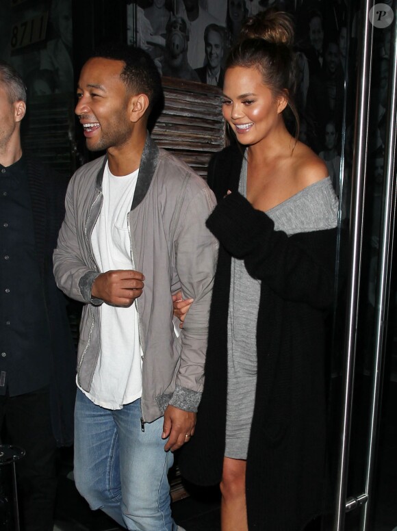 John Legend et sa femme Chrissy Teigen sortant après dîner du restaurant Catch à West Hollywood, le 6 octobre 2016.