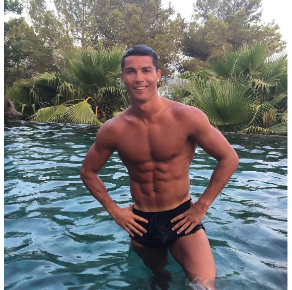 Cristiano Ronaldo expose sa plastique musclée sur Instagram.
