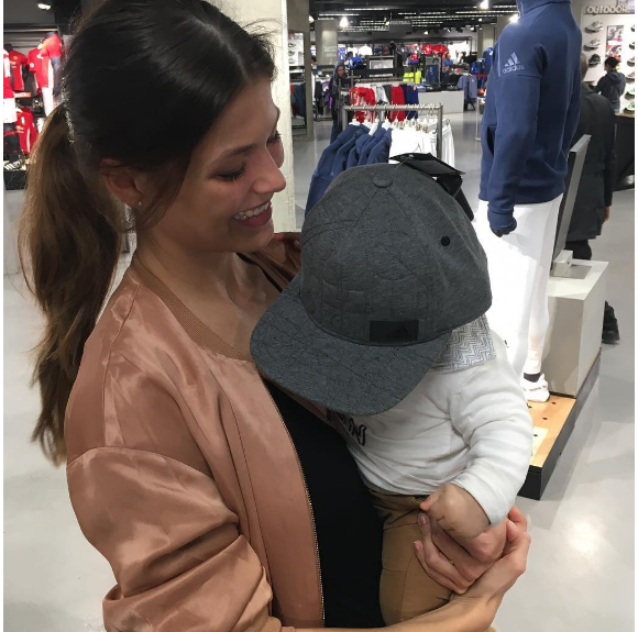 Géraldine Pillet, la compagne de Nikola Karabatic, pose avec leur fils Amek sur Instagram.