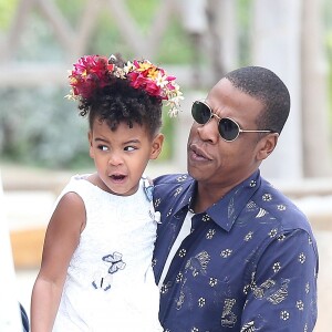 Beyonce Knowles et son mari Jay Z quittent leur yacht pour aller déjeuner à terre avec leur fille Blue Ivy dans les Iles de Lerins le 16 septembre 2015.