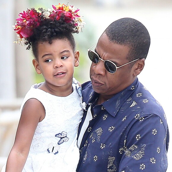 Beyonce Knowles et son mari Jay Z quittent leur yacht pour aller déjeuner à terre avec leur fille Blue Ivy dans les Iles de Lerins le 16 septembre 2015.