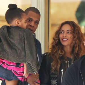 Jay-Z et sa femme Beyoncé font du shopping avec leur fille Blue Ivy à Beverly Hills, le 11 novembre 2014.