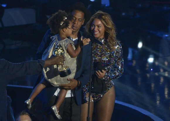 Jay-Z rejoint Beyoncé sur la scène des MTV VMA Awards avec leur fille Ivy Blue à Los Angeles, le 24 août 2014.