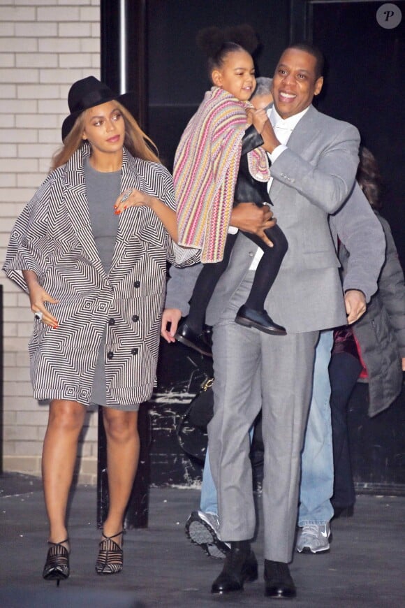 Beyonce et Jay-Z accompagnés de leur fille Blue Ivy à la sortie de la projection du film "Annie" au Ziegfeld Theatre à New York, le 7 décembre 2014
