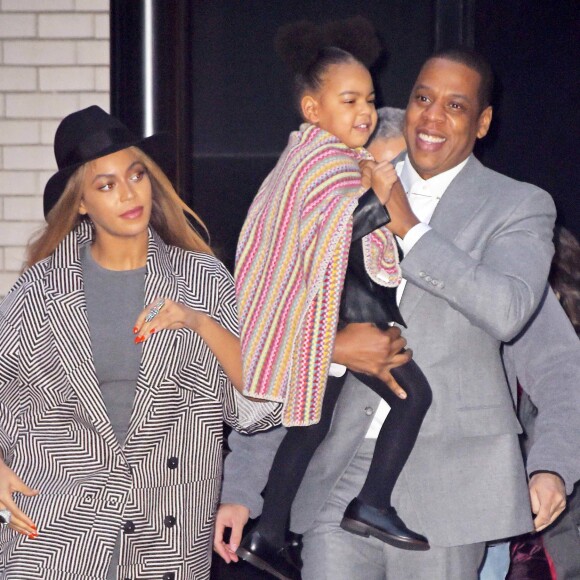 Beyonce et Jay-Z accompagnés de leur fille Blue Ivy à la sortie de la projection du film "Annie" au Ziegfeld Theatre à New York, le 7 décembre 2014
