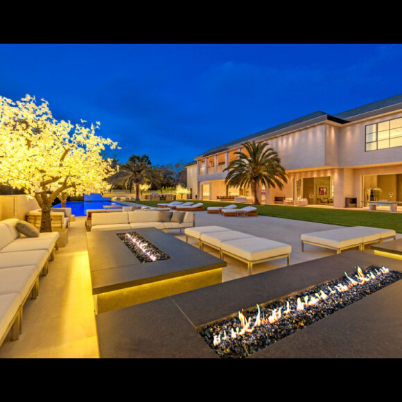 Selon la rumeur, Beyoncé et Jay Z auraient dépensé pas moins de 93 millions de dollars en juin dernier pour s'offrir cette sublime villa située dans le quartier de Bel-Air à Los Angeles.