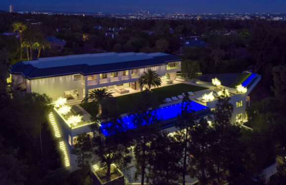 Selon la rumeur, Beyoncé et Jay Z auraient dépensé pas moins de 93 millions de dollars en juin dernier pour s'offrir cette sublime villa située dans le quartier de Bel-Air à Los Angeles.