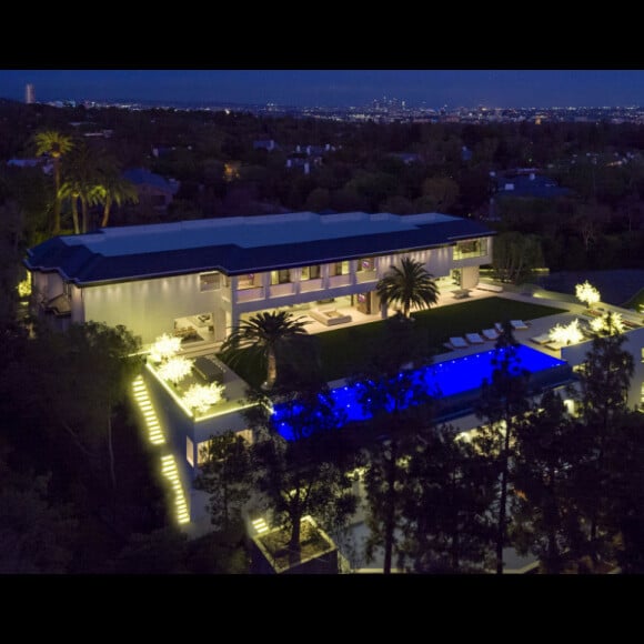 Selon la rumeur, Beyoncé et Jay Z auraient dépensé pas moins de 93 millions de dollars en juin dernier pour s'offrir cette sublime villa située dans le quartier de Bel-Air à Los Angeles.