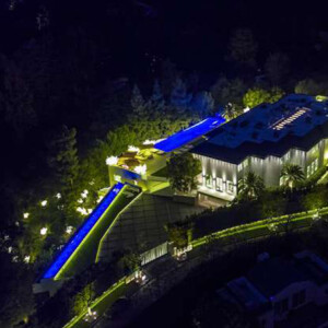 Selon la rumeur, Beyoncé et Jay Z auraient dépensé pas moins de 93 millions de dollars en juin dernier pour s'offrir cette sublime villa située dans le quartier de Bel-Air à Los Angeles.