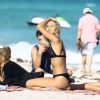 Selena Weber et sa mère Peg profitent d'une journée ensoleillée sur la plage de Miami. Le 22 novembre 2016.