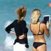 Selena Weber et sa mère Peg profitent d'une journée ensoleillée sur la plage de Miami. Le 22 novembre 2016.