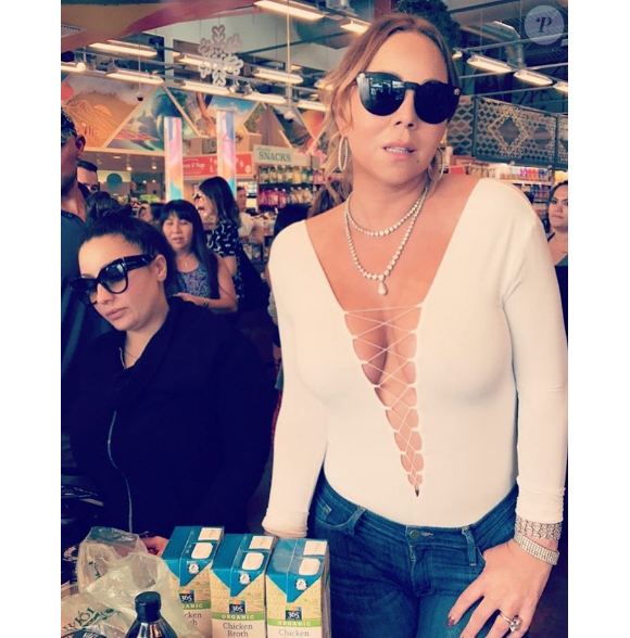 Mariah Carey au supermarché à Hawaï - Photo Instagram publiée le 24 novembre 2016.