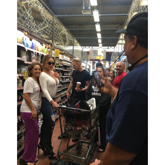 Mariah Carey au supermarché à Hawaï - Photo Instagram publiée le 24 novembre 2016.