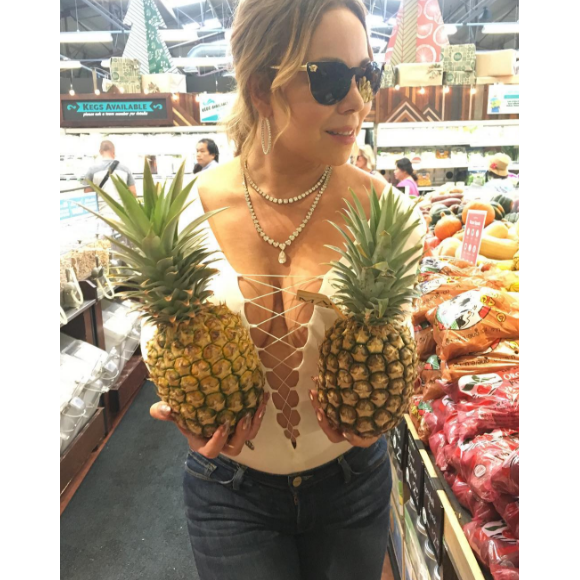 Mariah Carey au supermarché à Hawaï - Photo Instagram publiée le 24 novembre 2016.