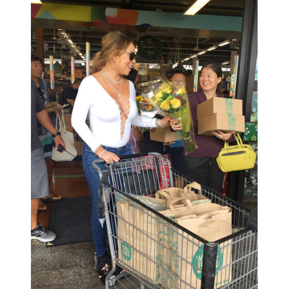 Mariah Carey au supermarché à Hawaï - Photo Instagram publiée le 24 novembre 2016.