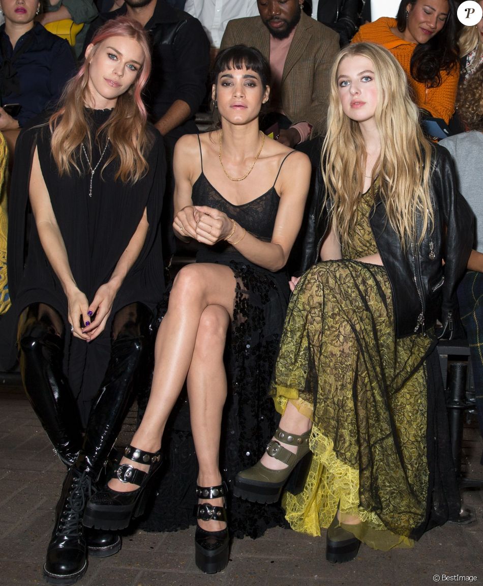 Mary Charteris, Sofia Boutella et Anaïs Gallagher au défilé &quot;Mulberry&quot; lors de la fashion week de Londres, le 18 septembre 2016.