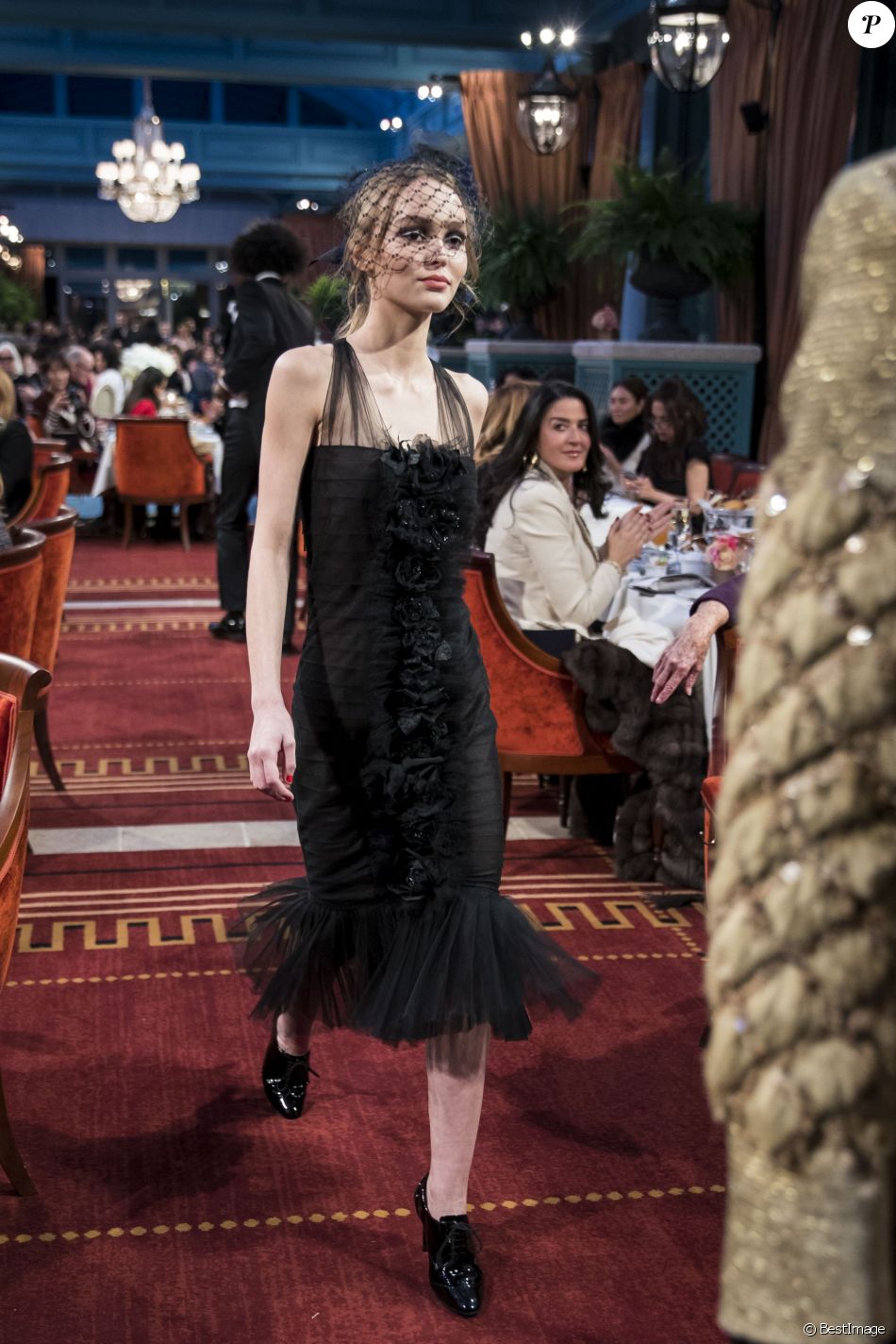 Lily-Rose Depp au défilé Chanel Métiers d&#039;Art 2016/2017 à l&#039;hôtel Ritz à Paris le 6 décembre 2016. © Olivier Borde / Bestimage