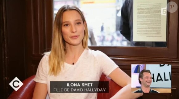 Ilona Smet évoquant son père David Hallyday dans l'émission "C à vous", diffusée le 25 novembre 2016
