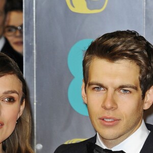 Keira Knightley enceinte et son mari James Righton - Arrivée des people à la cérémonie des British Academy Film Awards 2015 au Royal Opera House à Londres le 8 février 2015