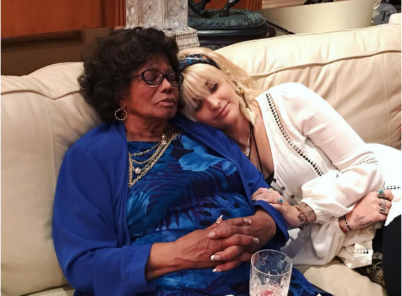 Paris Jackson et sa grand mère Katherine se retrouvent pour célébrer Thanksgiving en famille. Photo publiée sur Instagram le 24 novembre 2016