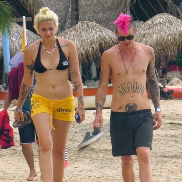 Exclusif - Paris Jackson et son petit ami Michael Snoddy arrivent à l'aéroport de Mexico pour prendre l’avion après des vacances romantiques, le 4 octobre 2016