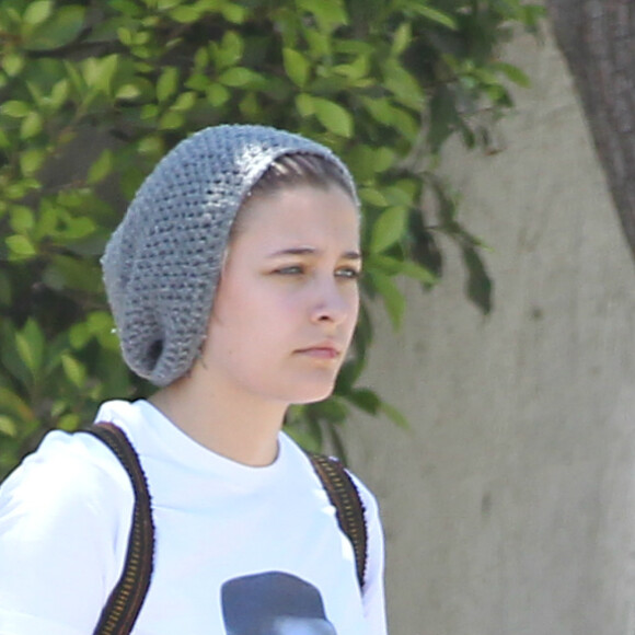 Exclusif - Paris Jackson (la fille de Michael Jackson) attend son chauffeur Uber à Los Angeles, le 10 août 2016. © CPA/Bestimage