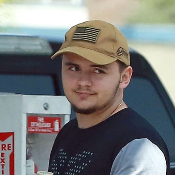 Exclusif - Prince Jackson (le fils de Michael Jackson) fait le plein d'essence, avec des amis, dans une station service à Los Angeles, le 14 juin 2016.