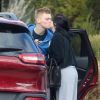 Ariel Winter et son nouveau compagnon Levi Meaden s'embrassent dans les rues de Los Angeles, le 27 novembre 2016