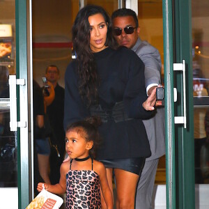 Kim Kardashian, son mari Kanye West et leur fille North à la sortie du cinéma AMC Movie Theater à New York, le 29 août 2016.