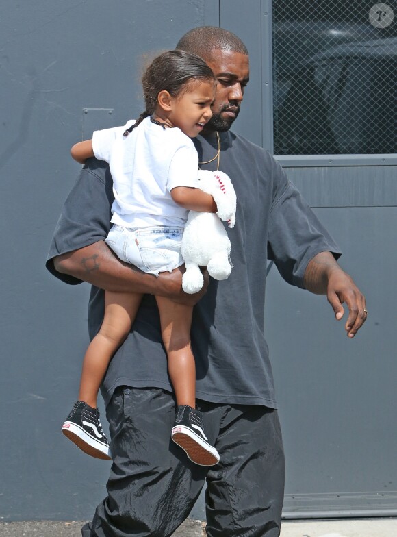 Kanye West et emmène sa fille North West à une fête d'anniversaire à Los Angeles le 30 juillet 2016.