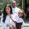 Kim Kardashian avec son mari Kanye West et leur fille North West - La famille Kardashian sort du cinema après vu le film "Finding Dory" à Calabasas le 25 juin 2016.