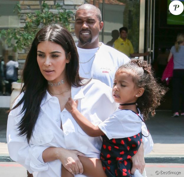 Kim Kardashian avec son mari Kanye West et leur fille North West - La famille Kardashian sort du cinema après vu le film "Finding Dory" à Calabasas le 25 juin 2016.