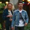  Joe Jonas se balade avec Sophie Turner dans les rues de Los Angeles. A la vue des photographes, ils se sont séparés. Le 29 novembre 2016 